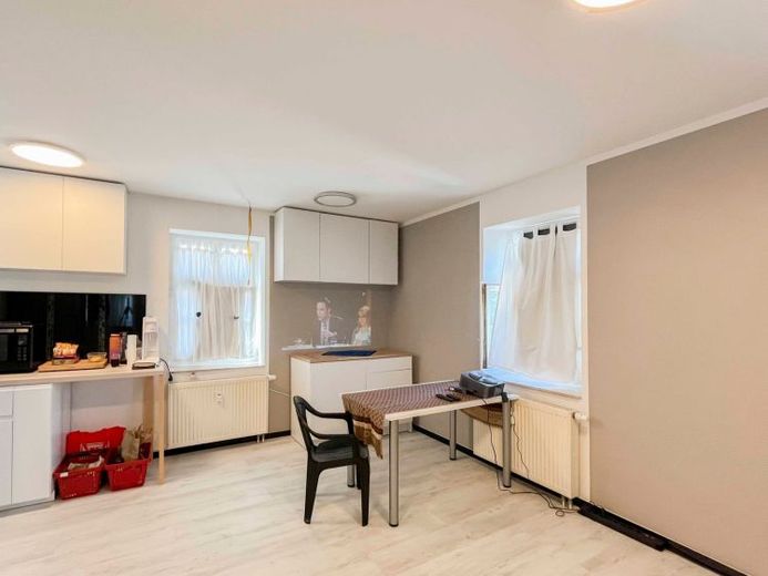 *Denkmal-Kapitalanlage* – vermietete 1,5-Zi.-Wohnung mit Tageslichtbad, EBK u. Stellplatz in DD-Luga – फोटो 1