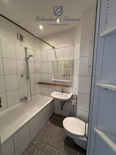 Gepflegte 4-ZKB Altbauwohnung mit Balkon im Regierungsviertel – Badezimmer