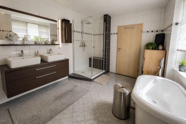 Einziehen & genießen: Provisionsfreie DHH am Moniberg mit traumhaftem Fernblick, Sauna & 3 Terrassen – Masterbad