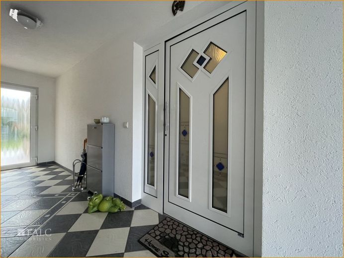 Stilvoll wohnen in Zirndorf: Exklusives Haus mit Charme und hochwertiger Einrichtung! – Haustür