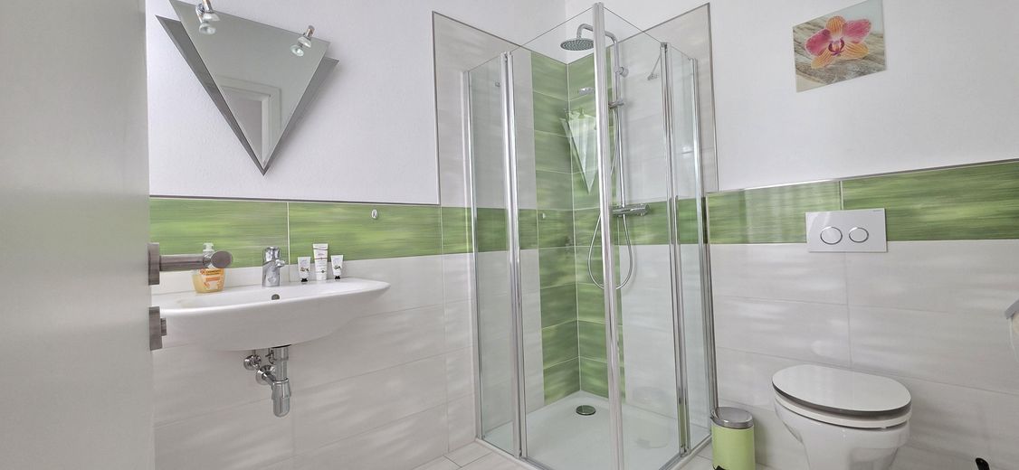 Geborgenheit und Entspannung im Bremer Speckgürtel: Einzigartige A+Stadtvilla mit Erdwärme, KfW 40 – Gäste WC mit Dusche