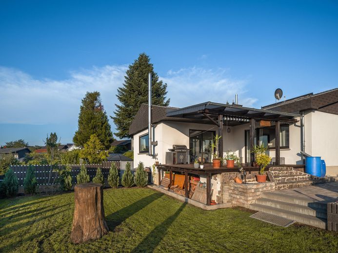 Exklusiver freistehender Bungalow mit Einliegerwohnung, Fernblick, Doppelgarage & großem Garten – Foto 34