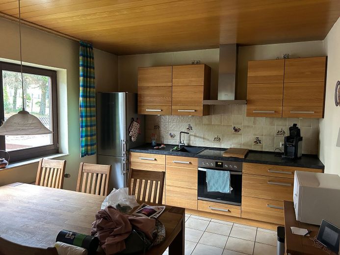 Casa unifamiliare ben tenuta con grande potenziale e terreno edificabile aggiuntivo a 54570 Neroth – Küche