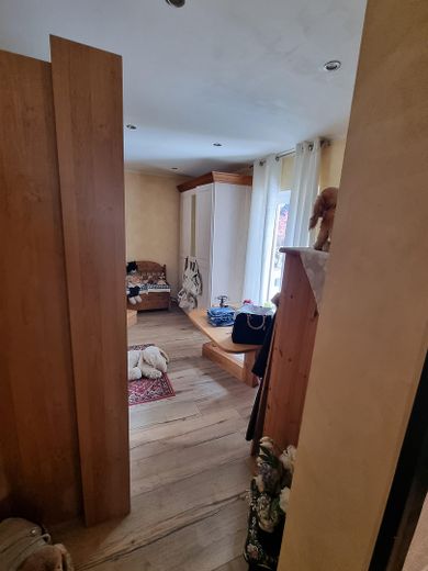Mehrfamilienhaus, Pension, Lagerhalle, Magazin, Halle mit Rolltor – Ankleide Privat klimatisiert