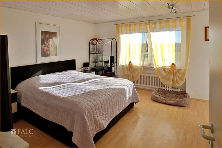 2-Familienhaus + gemütlicher Dachwohnung, vermietet, sehr gepflegt, großer Garten, Kapitalanlage. – Schlafen