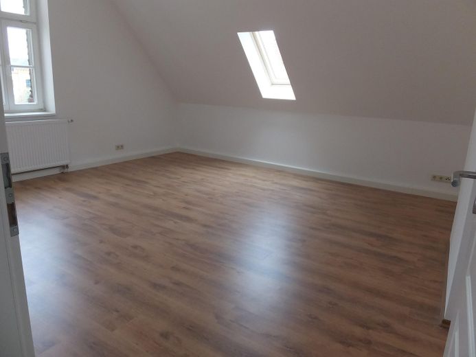 Großzügiger Altbaucharme in zentraler Lage – 4‑Raum‑Wohnung mit besonderem Grundriss – Zimmer 1 mit Dachschräge
