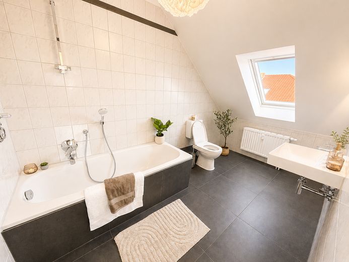 **Traumhafte Maisonette-Wohnung in der Andreasvorstadt** Sofort einziehen // ohne Provision – Bad