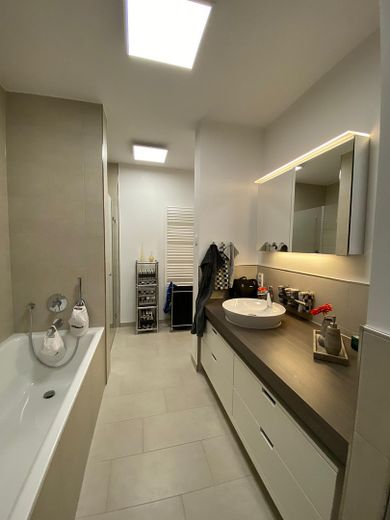 Wohnen am Rhein im Zollhafen – 2-Zimmer-Wohnung in den Schiffshäusern mit Rheinblick und Garten – Bad mit Wanne & Dusche