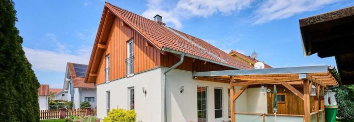 Familienglück in Holzbauweise: Freistehendes Einfamilienhaus mit Garten