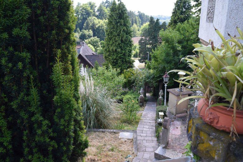 Blick v.Haupteingang i. Garten