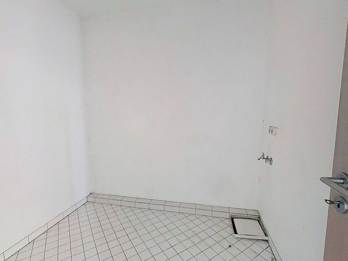 Die Blätter fallen, die Miete auch - 1 NKM als Herbstgeschenk: Attraktive 3-Zimmer-Wohnung mit Einbauküche und 2 Balkonen ++ – Hauswirtschaftsraum