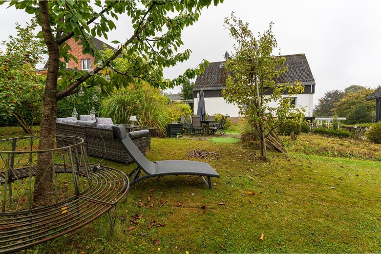 vielseitig verwendbares Zweifamilienwohnhaus im anerkannten Naturschutzgebiet – Garten mit Obstbäumen