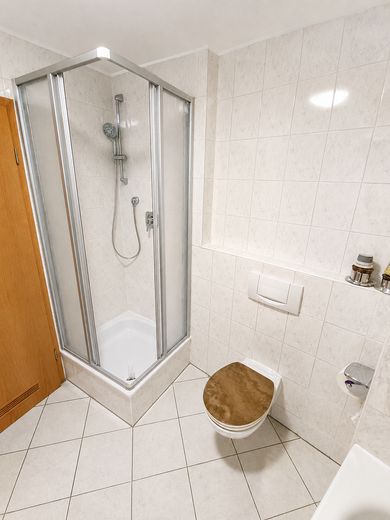 Dresden / Kesselsdorf – prov.frei: 2 Zi. Whg., sep. Küche, Bad (WA+DU), Balkon und TG – Badezimmer