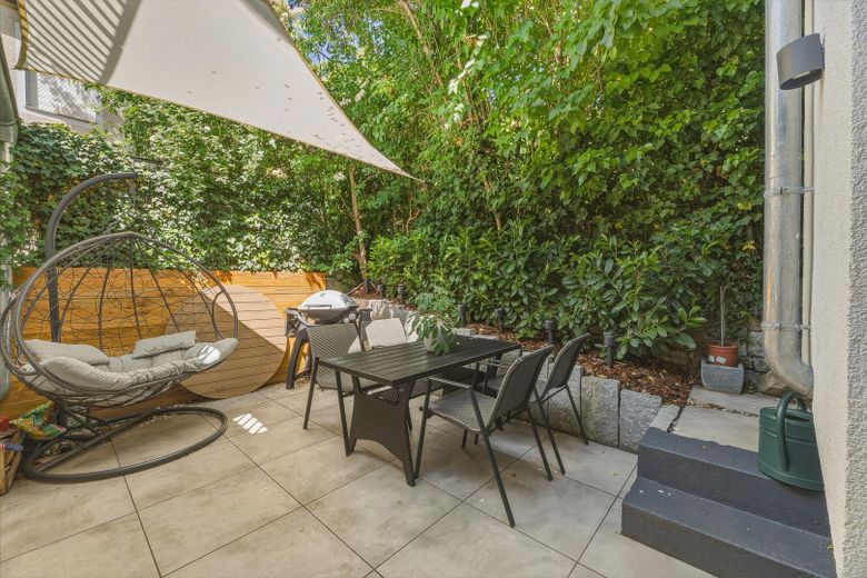İçten tamamen yenilenmiş, bağımsız girişli daireli yarı müstakil ev ve PV sistemi – Terrasse Hauptwohnung