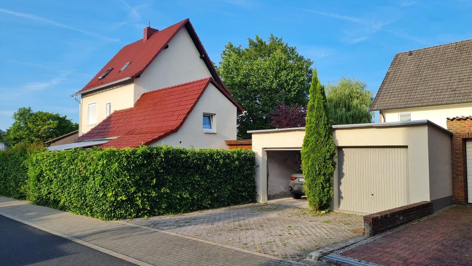 Außenansicht mit 2 Garagen