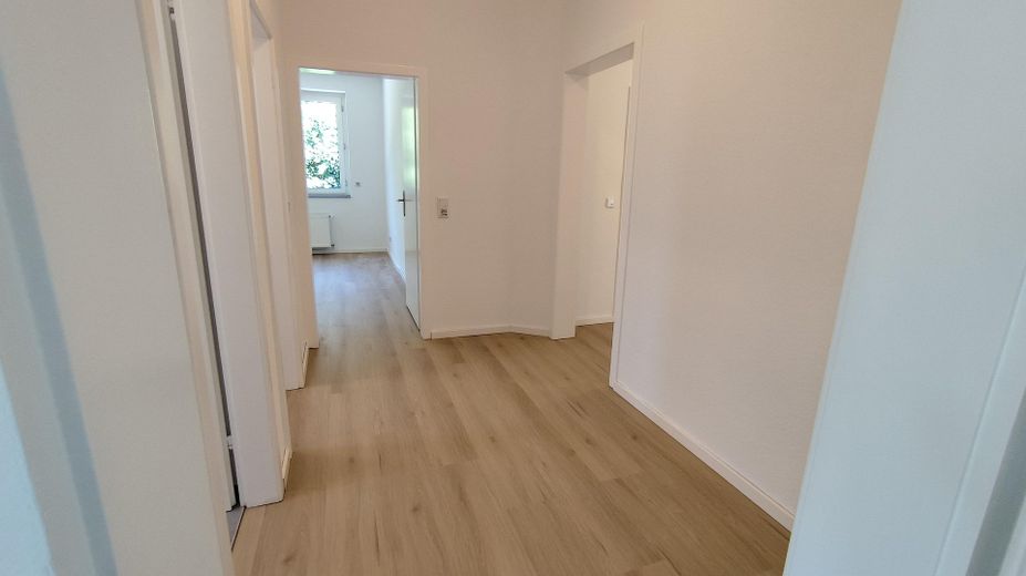 Holzstraße'de yenilenmiş, aydınlık 110 m² 4,5 odalı daire – Flur
