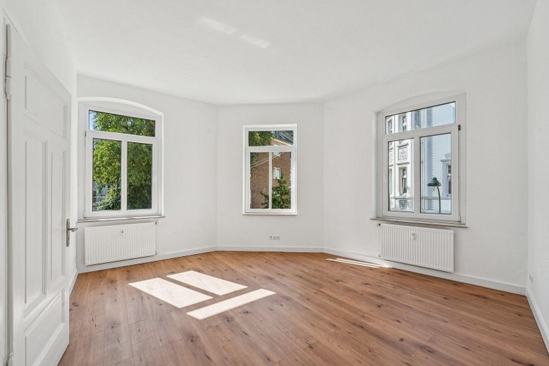 PROVISIONSFREIE renditestarke Kapitalanlage mit Aufteilungspotenzial und modernisierten Wohnungen – Wohnung 1 OG links