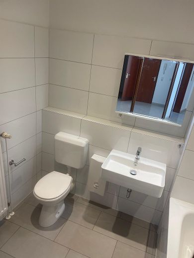 Helle 3,5-Zimmerwohnung mit komplett saniertem Badewannebad mit Fenster und sonnigem SÜD-WEST-Balkon – Badezimmer