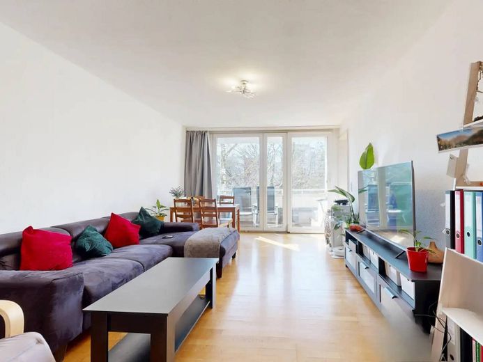 Lichte 2-kamerwoning met BALKON, EBK en ligbad in Ottobrunn – Ansicht I: Wohn- und Esszimmer