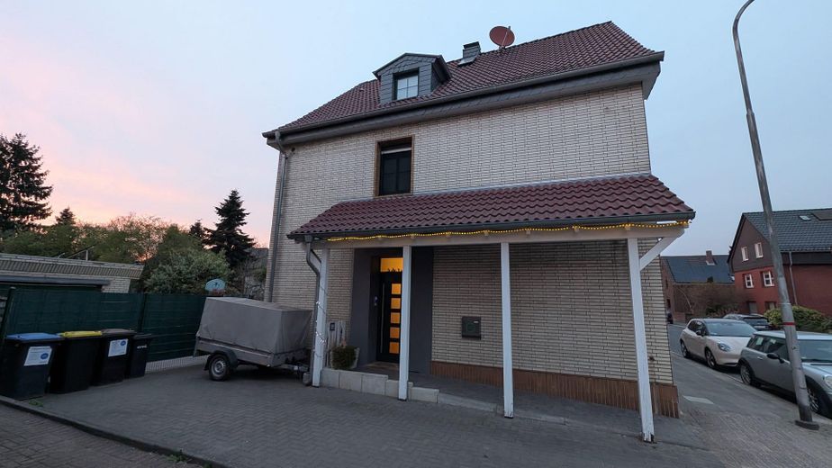 Acogedora vivienda antigua con mucho espacio para la familia y un gran jardín – Außenansicht