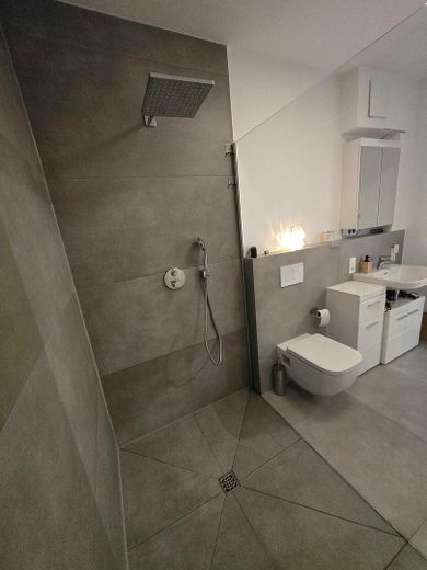 Stillvolle 4-Zimmer EG Neubauwohnung KFW 40 (Wärmep.+PV) mit Terrasse, Garten, Parkplatz – Badezimmer 