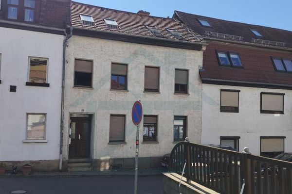 Mehrfamilienhaus mit 3 Wohnungen in Kahla: Stadthaus mit guten Renditepotenzial in zentraler Lage