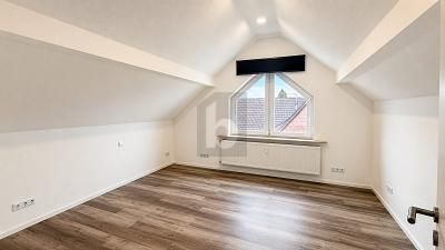 HELLES MODERNES DACHGESCHOSS MIT KAMIN – 1784718710_611d3e3.jpg