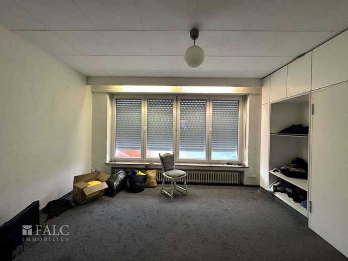 Sanierungsobjekt mit variablen Nutzungsmöglichkeiten – Wohnzimmer