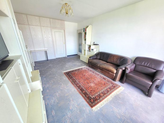 Bogenhausen 15° piano appartamento di 3 locali con vista sulle Alpi e piscina sul rooftop – vendita privata! – Wohnzimmer