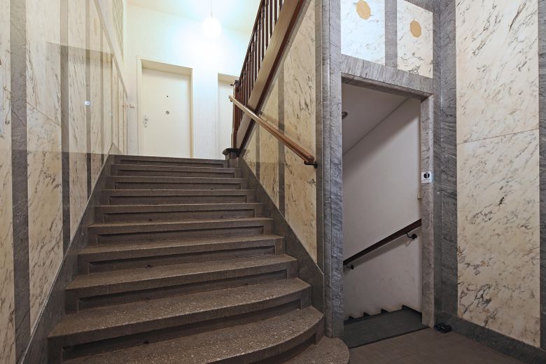 Простора 5-кімнатна квартира у Штутгарті-Бад-Каннштатті – Treppenhaus
