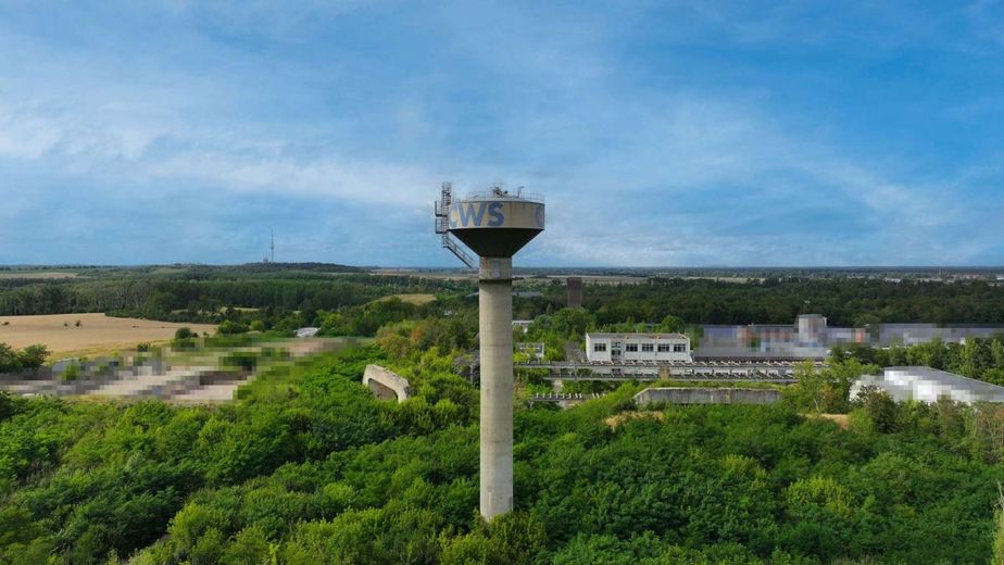Provisionsfrei! Nähe A14 Vielseitiges Gewerbeareal auf 41.440m² mit Bunkeranlagen in Schönebeck – Sued Luftansicht Wasserturm