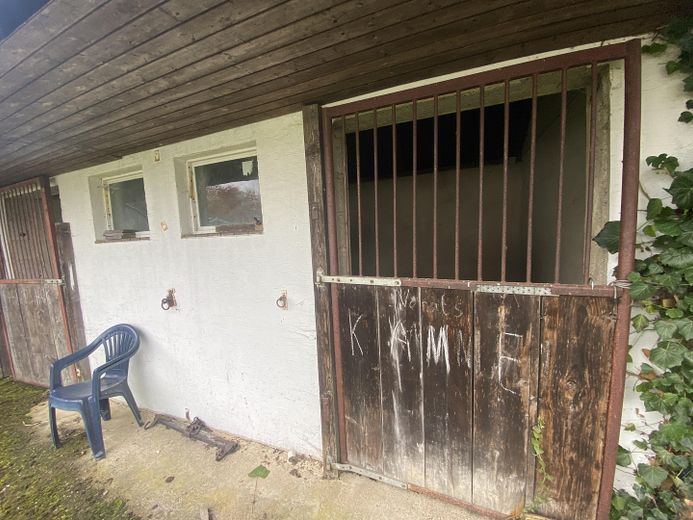 Pferdestall mit 2 Boxen