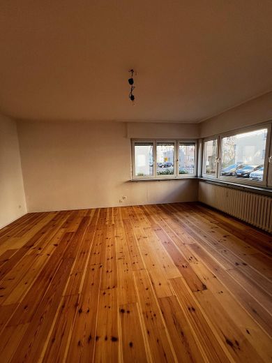 3 Zimmer Wohnung mit Einbauküche, saniertem Badezimmer und sep. WC – Wohn-Essbereich