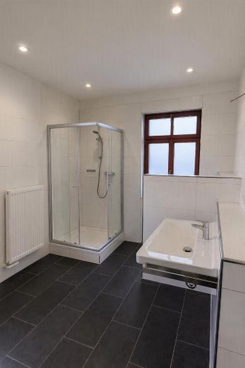 Stilvolle Altbauwohnung im Herzen von Schwabach – urbanes Wohnen mit historischem Charme – Bad Dusche