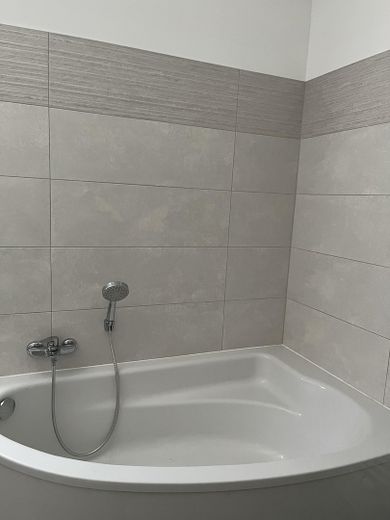 Nachmieter/in für mod. Neubauwohnung (2018) mit Dachterrasse gesucht – Badewanne