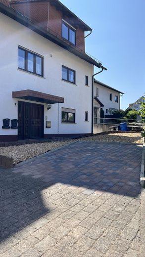Lichtdurchflutete 2-Zimmer-Wohnung mit Terrasse – Hausansicht