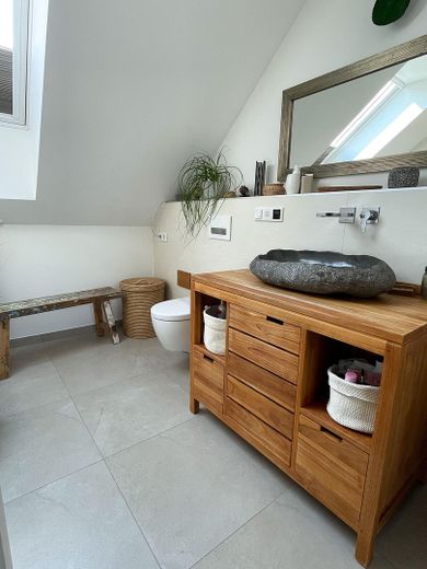 Ancienne ferme, nouvel art de vivre ! Magnifique appartement duplex moderne de 3 pièces. – Waschtisch Bad oben