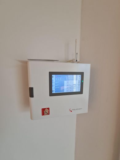 Luxus-Penthouse-Wohnung in traumhafter Lage mit Privatseenutzung – Alarmanlage