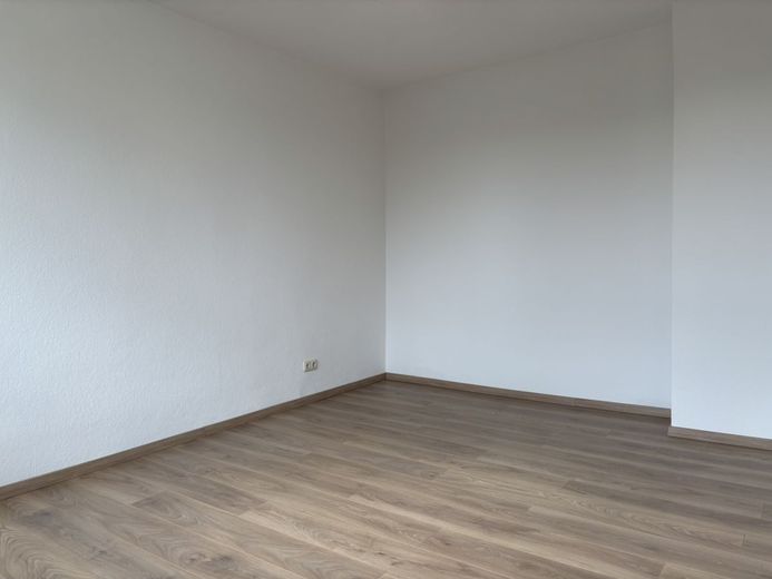 frisch renoviert - modernisierte/helle Etagenwohnung - 2,0 Zi. Küche mit EBK/Wannenbad (TLB) - ca. 45m² – 260422_MW_1.OG_links_WLS60_Crimmitschau_Bilder_CKI_021_Schlafzimmer