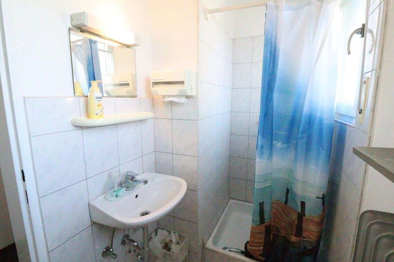 WRS Immobilien - Erlensee - kleine Bürofläche in zentraler Lage - mit Balkon und Duschbad – Duschbad
