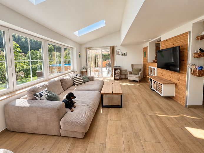 Affascinante casa unifamiliare con ampio giardino, piscina e sauna a Siegsdorf – Wohnzimmer