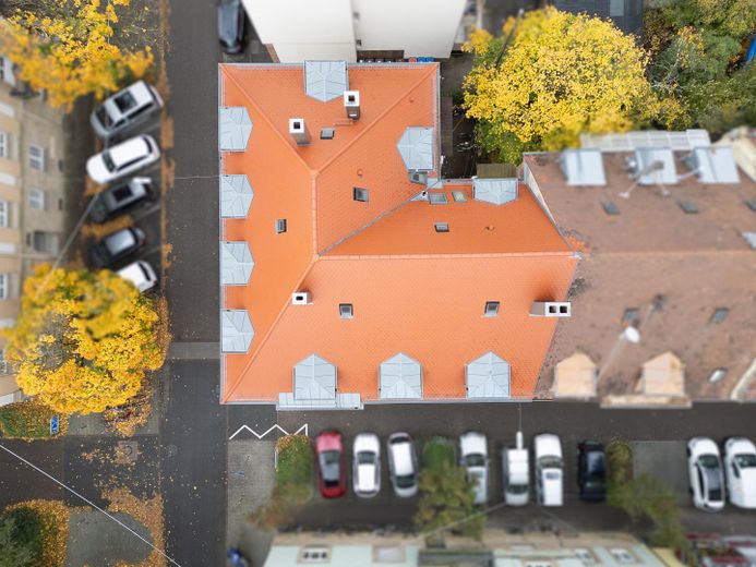 Provisionsfrei! Charmante vermietete 2-Zimmer-Altbau-Wohnung (ca.51 m²)+Balkon in der Südweststadt – Draufsicht Dach