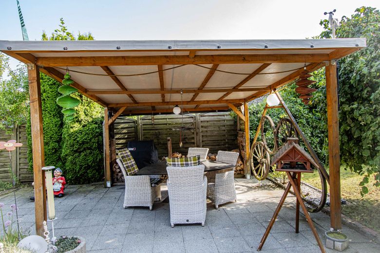 Überdachte Sitzecke im Garten