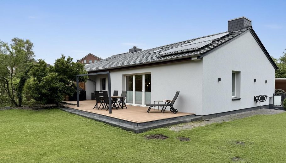Provisionsfrei - Helles Reihenendhaus mit großer Terrasse, Sauna im Garten und Einzelgarage – Gartenansicht mit Terrasse