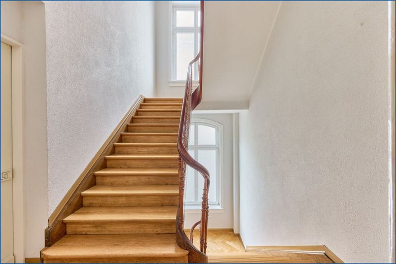 ** Stilvolle Altbauwohnung ** aus Gründerzeit ** mit Charme &amp; Ruhe in Sachsenhausen-Nord – Treppenhaus