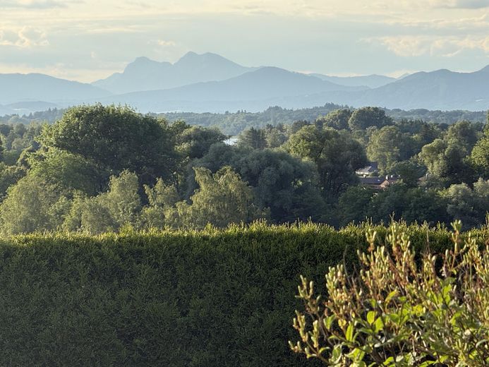 Modernes Einfamilienhaus mit freiem See- und Bergblick Nähe  Prien – Bergblick nach Südosten