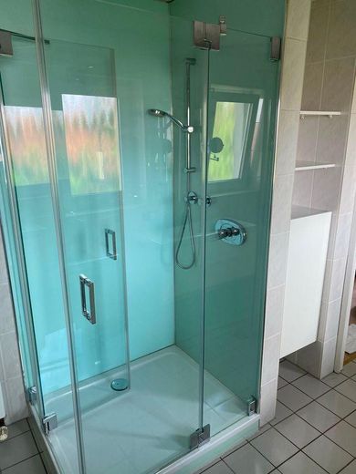 Einfamilienhaus in kühlem Garten – Dusche