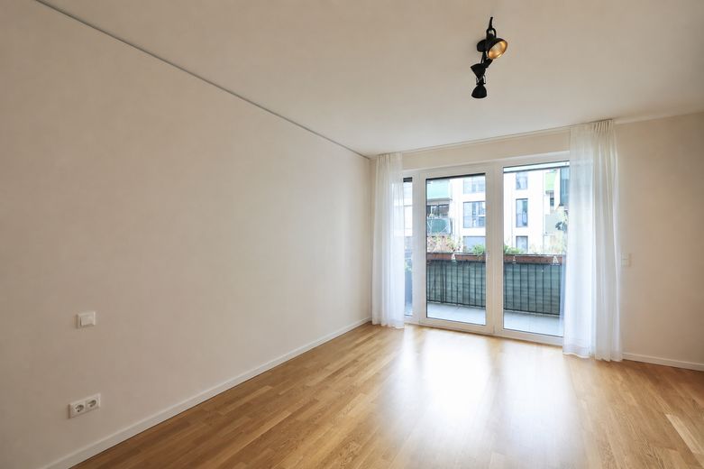 Luminoso piso de obra nueva de 97 m² (2019) en Lichtenberg: 3 habitaciones, 2 balcones, ascensor, sin comisión y disponible para entrar a vivir – Schlafzimmer 1