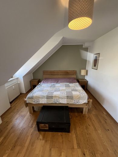 Moderne 4-Zimmer Maisonette-Wohnung mit Balkon und Tiefgarage in Nidderau Eichen – Schlafzimmer