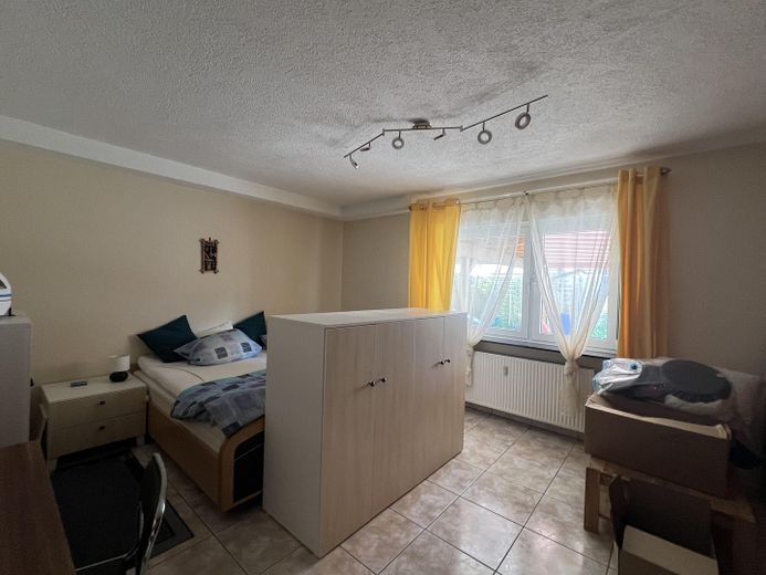 Encantador y espacioso piso de 3 habitaciones con chimenea y entrada independiente en Kirchardt – Schlafzimmer